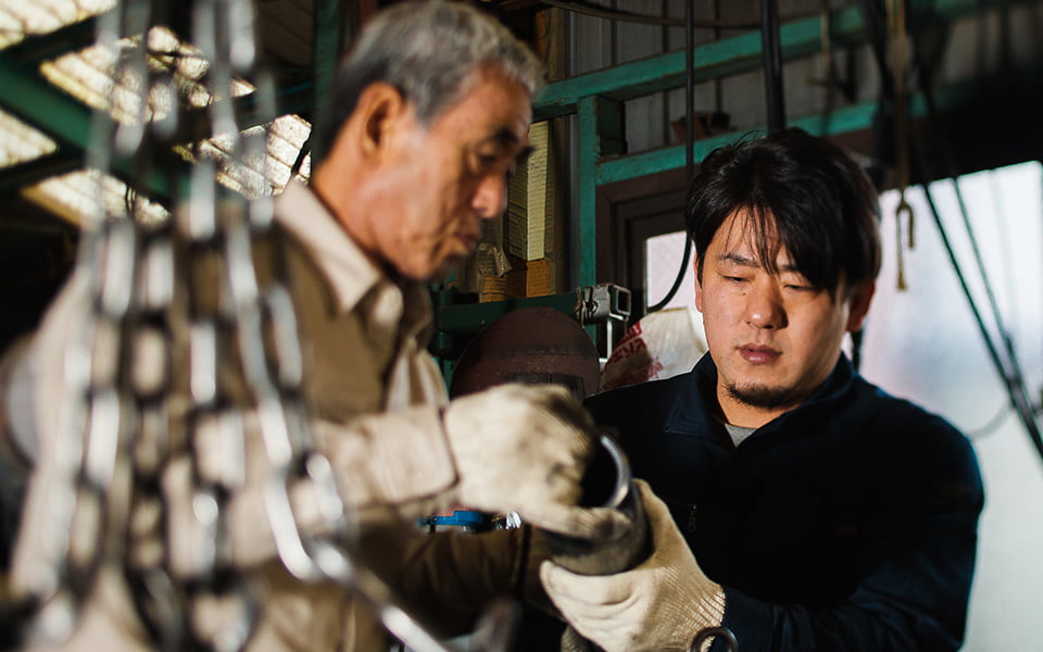 製品を確認している様子